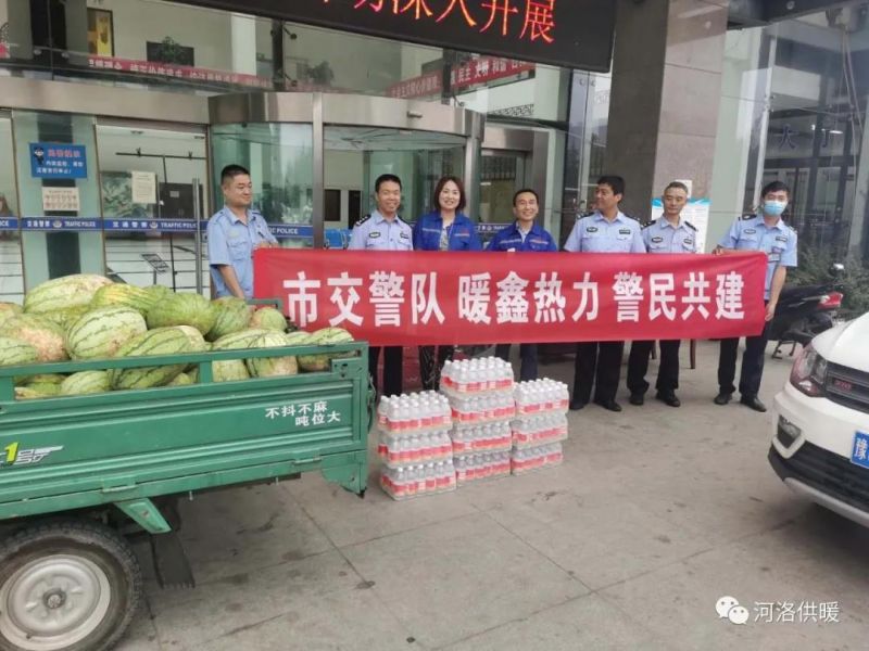 高溫下交警執(zhí)勤忙，暖鑫熱力送瓜送水送清涼
